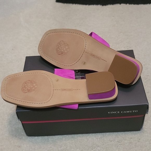 VINCE CAMUTO LOOP HEELED SANDALS FUSHIA - Picture 3 of 12